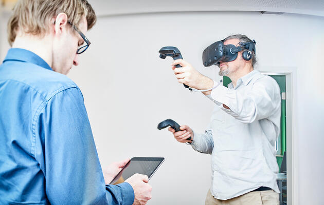 Augmented Reality (AR)/ Virtual Reality (VR)