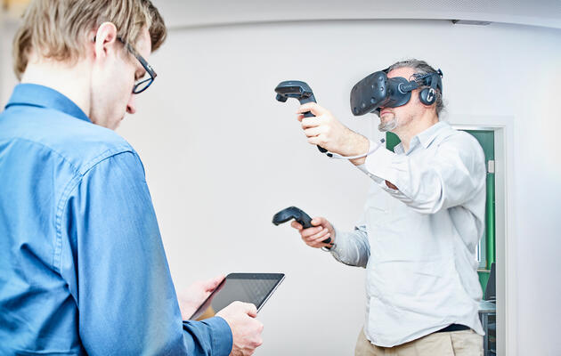 Augmented Reality (AR)/ Virtual Reality (VR)