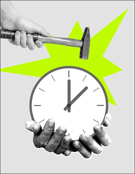 Hand hält eine Uhr, während ein Hammer darauf schlägt, Symbol für Zeitdruck oder Fristen
