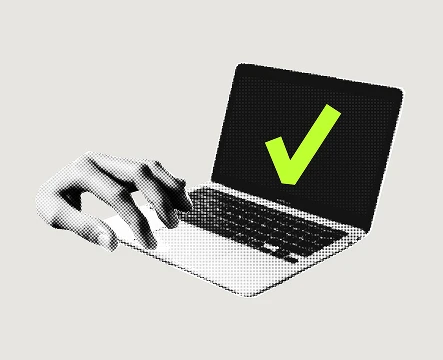 Hand stellt einen Wecker, während eine andere darauf zeigt, Symbol für Zeitdruck und Fristen