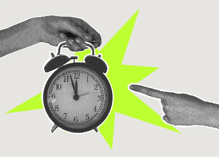 Geschäftsperson präsentiert ein Bewertungsfenster mit Sternen und aufsteigendem Pfeil, Symbol für Optimierung