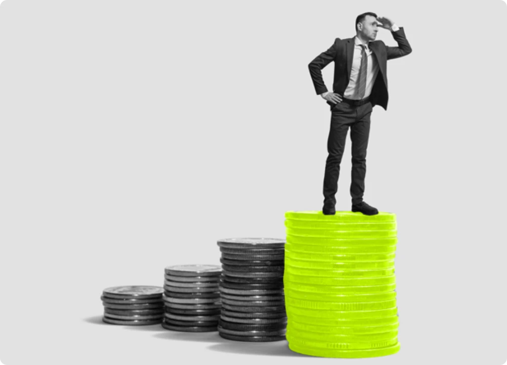 Eine Person steht auf einem Münzhaufen, der das Wirtschaftswachstum symbolisiert