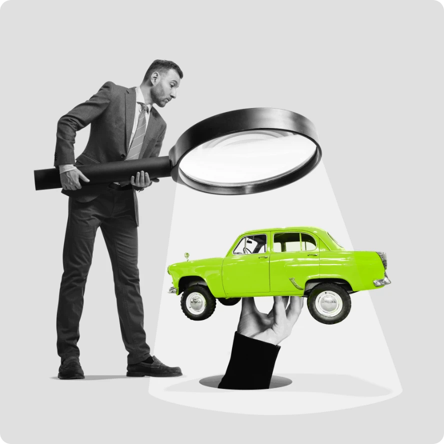 Eine Person, die einen Gegenstand mit einer Lupe untersucht, symbolisiert die detaillierte Analyse