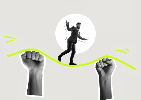 Roboterhand hält eine große Uhr, während zwei Personen darauf stehen, Symbol für Zeitmanagement durch Automatisierung