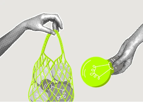 Hände legen ein Produkt in eine wiederverwendbare Tasche neben einer Glühbirne, Symbol für nachhaltigen Konsum
